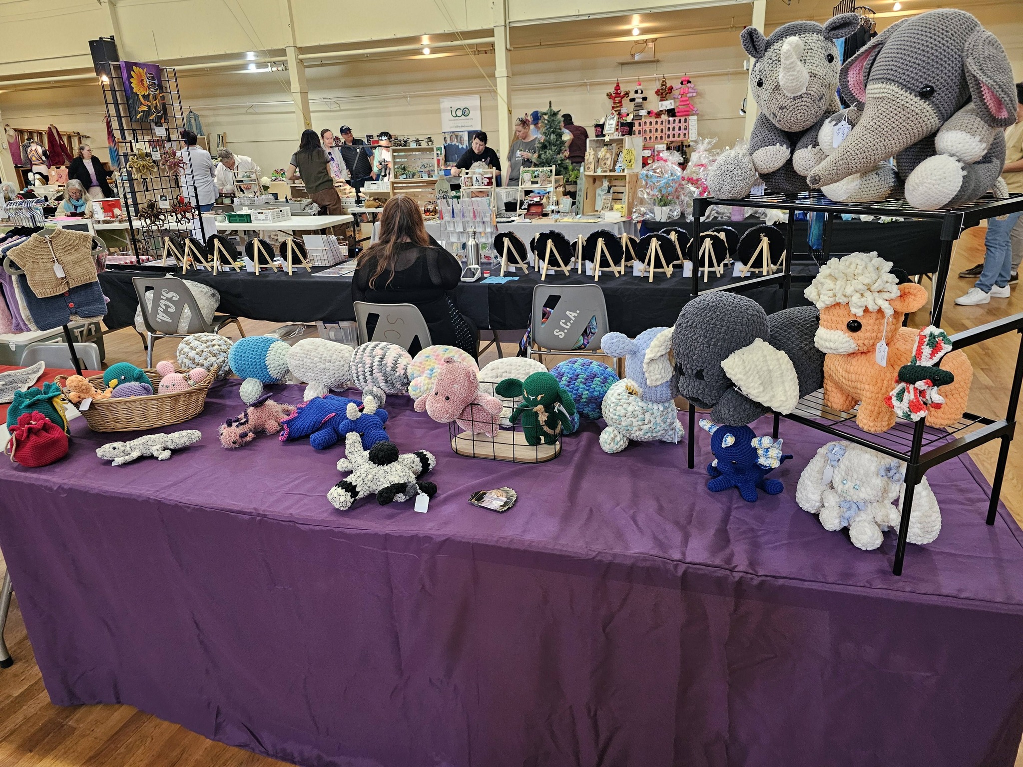 Pop-up stand with colorful creations